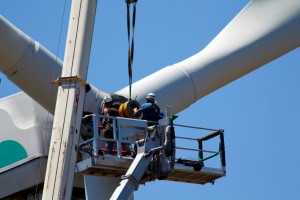Technicien de maintenance en train de réparer une éolienne